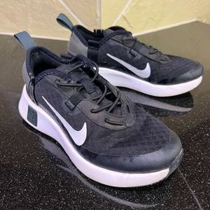 Nike Size 12 Little Kid Sneakers Black & White Girls or Boys Good Condition